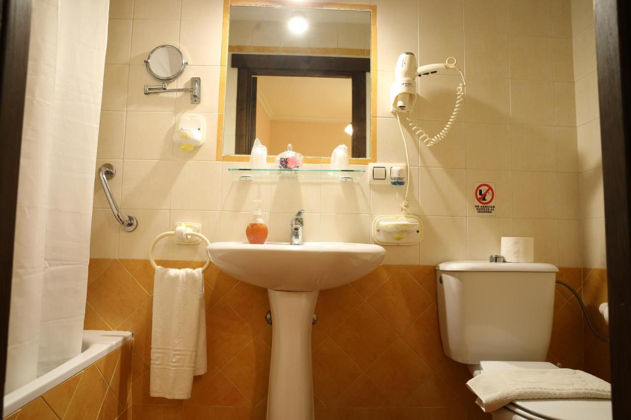 Hostal Rocio Sanlúcar la Mayor Esterno foto