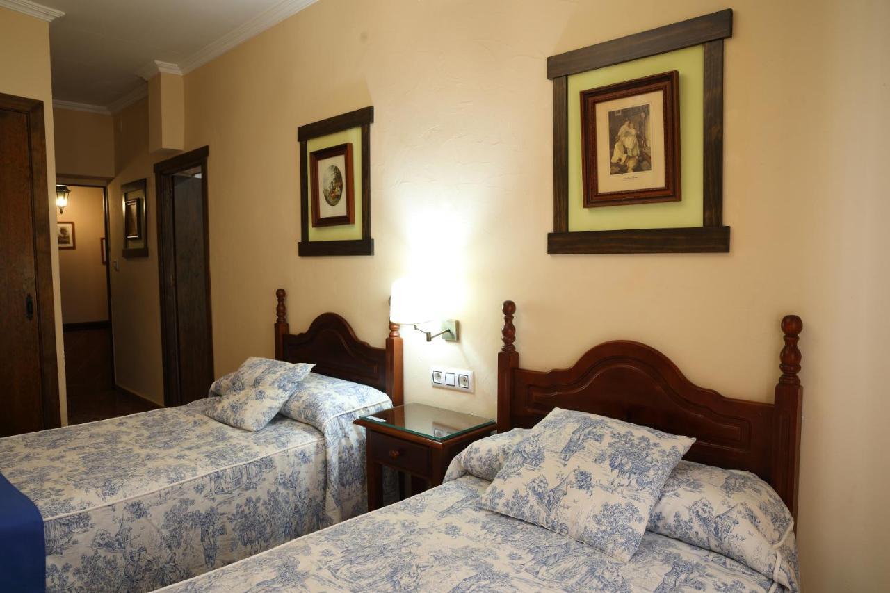 Hostal Rocio Sanlúcar la Mayor Esterno foto