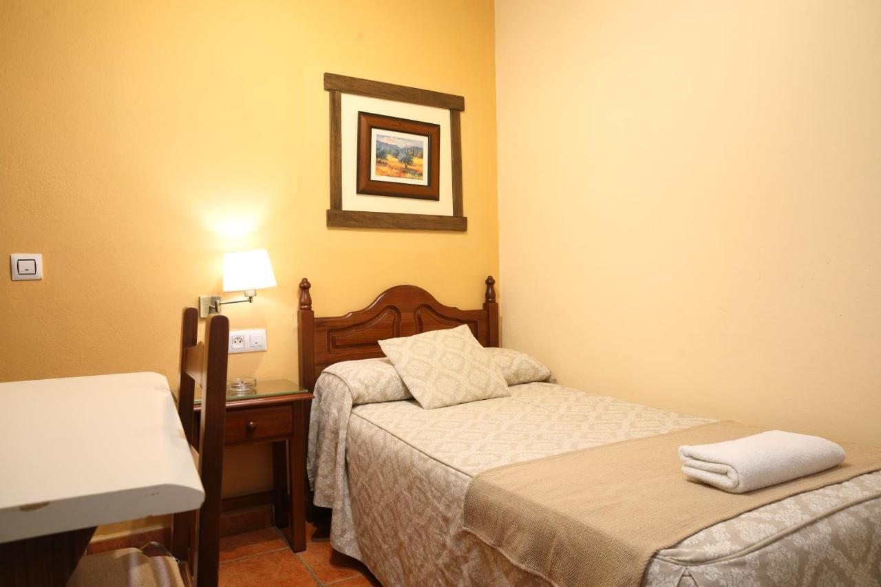 Hostal Rocio Sanlúcar la Mayor Esterno foto