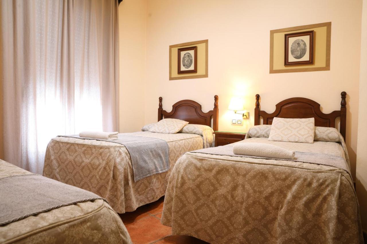 Hostal Rocio Sanlúcar la Mayor Esterno foto