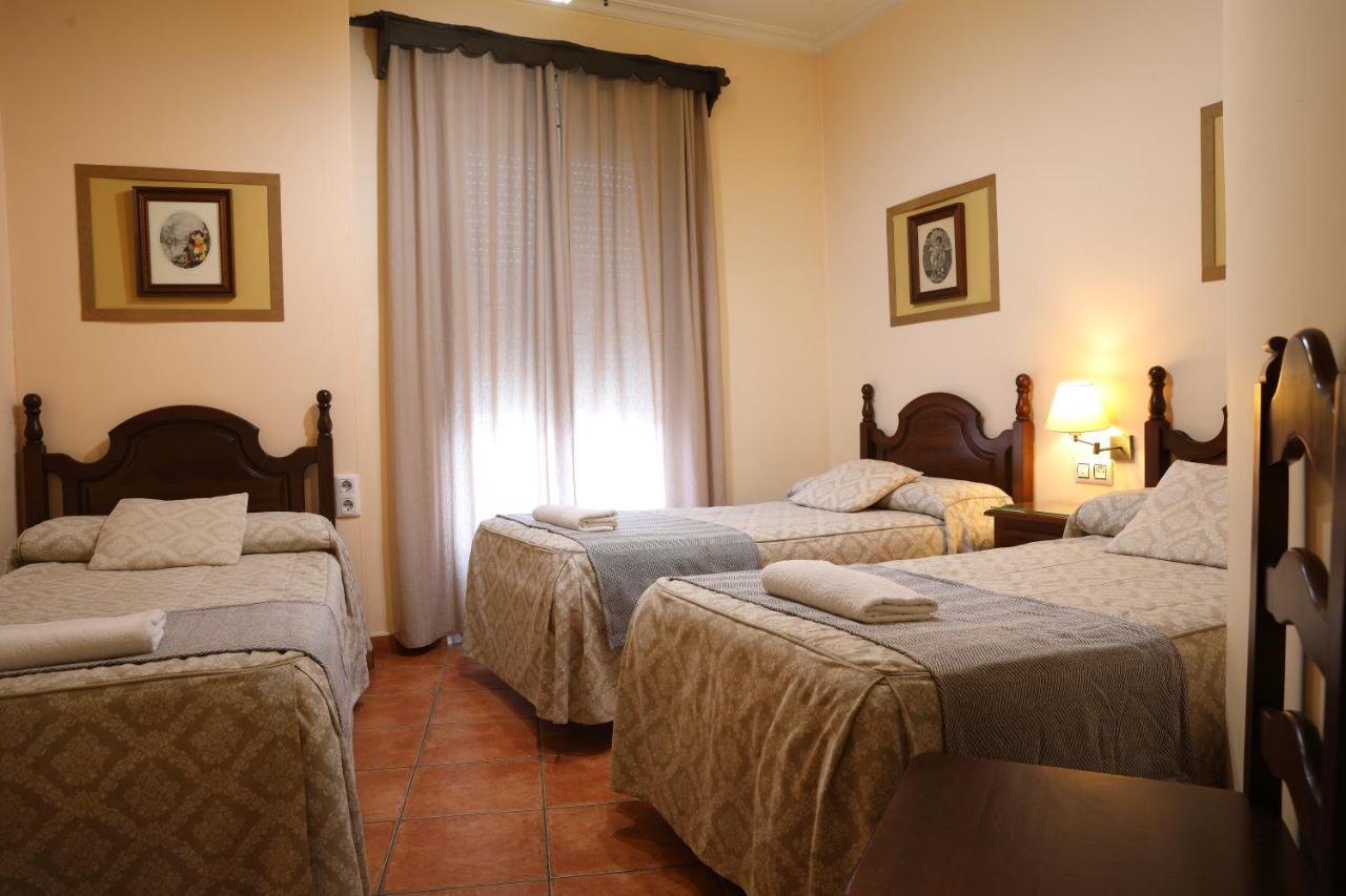 Hostal Rocio Sanlúcar la Mayor Esterno foto